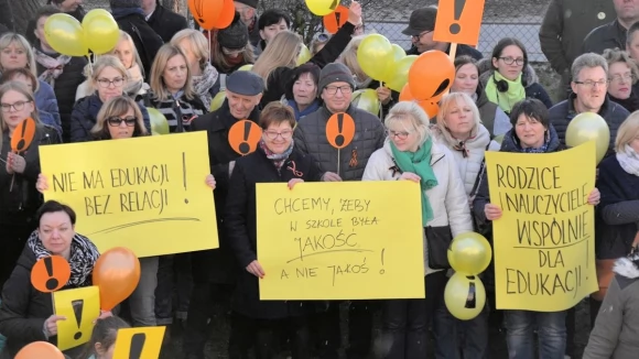 Tczew - Manifestacja pod delegaturą kuratorium. "Oświata stoi nad przepaścią"