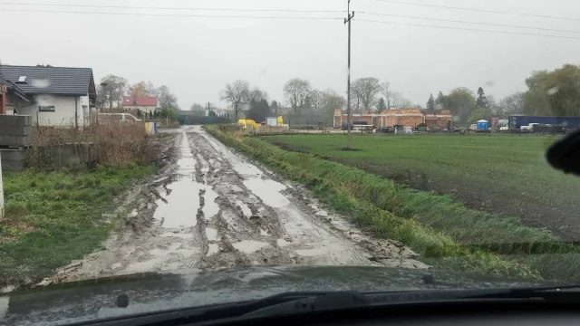 Tczew - Błotnisty dojazd do domów w Czatkowach