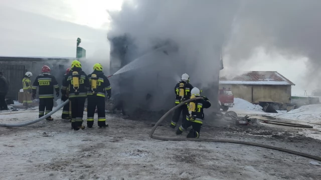 Tczew - Sześć zastępów straży gasiło pożar w Rajkowach