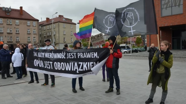 Tczew - Pikiety narodowców i środowisk antyfaszystowskich zakończyły się bijatyką