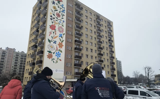 Tczew - Kociewski haft ozdobił ścianę wieżowca. Nowy mural w Tczewie