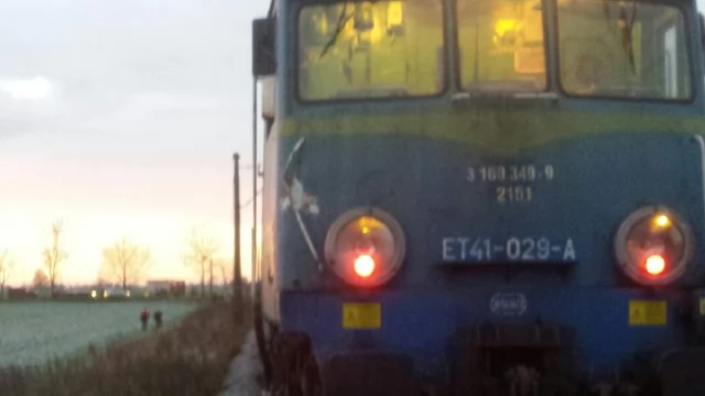 Tczew - O krok od tragedii! Dostawcze auto pod kołami lokomotywy