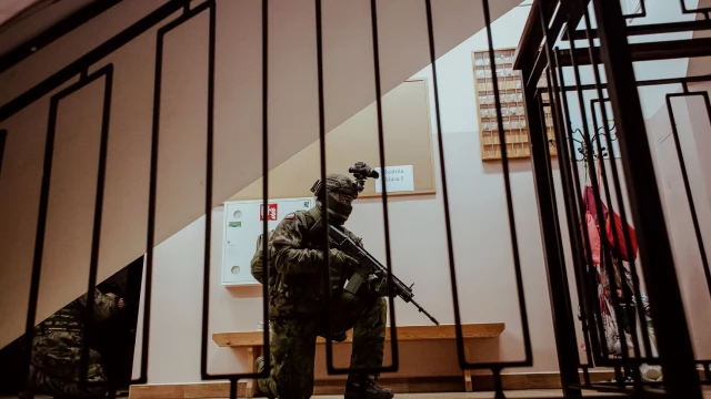 Tczew - Terytorialsi odbijali szkołę i zakładników