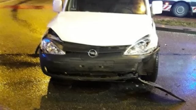 Tczew - Nocny wypadek na skrzyżowaniu Kociewskiej i Jagiellońskiej. Jedna osoba uwięziona w aucie