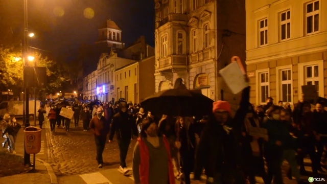 Tczew - Tłumy na ulicach Tczewa. Protest przeciw decyzji TK #PiekłoKobiet