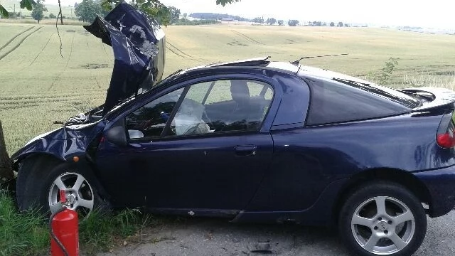 Tczew - Majewo. Auto uderzyło w drzewo