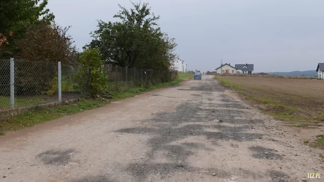 Tczew - Załatana droga do nowego osiedla Rokitki [FOTO] [bez komentarza]