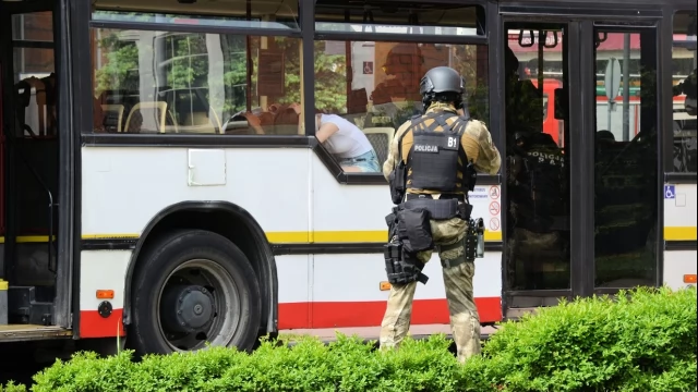 Tczew - Atak terrorystyczny na autobus - negocjacje przed ratuszem