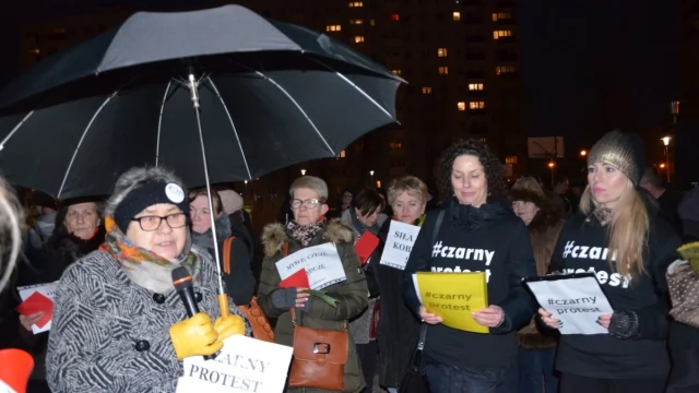 Tczew - Gorąco na Czarnym Proteście. Narodowcy usiłowali zakłócić kobiecą pikietę