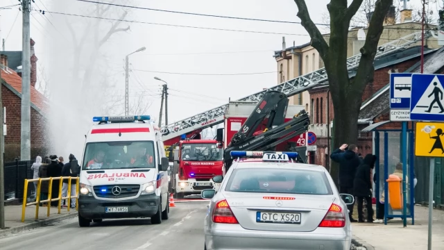 Tczew - Pożar na ulicy Czyżykowskiej. Trwa akcja gaśnicza, jedna osoba ranna