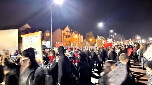 Tczew - Protesty ws. aborcji nie ustają. "Wybaczcie utrudnienia, Tczew ma rząd do obalenia" [FILM]