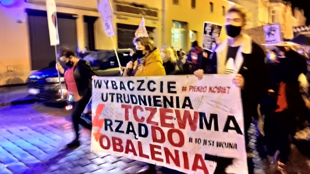 Tczew - Protesty ws. aborcji nie ustają. "Wybaczcie utrudnienia, Tczew ma rząd do obalenia" [FILM]