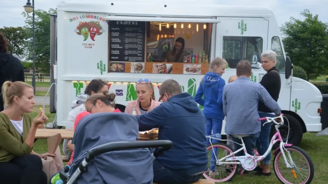 Tczew - Zlot foodtrucków - bulwar zmienił się w wielką restaurację
