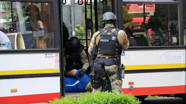 Tczew - Atak terrorystyczny na autobus - negocjacje przed ratuszem