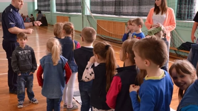 Tczew - Pierwszaki uczyły się od policjantów