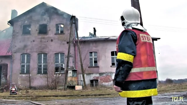 Tczew - Trzynaście zastępów strażackich gasiło pożar gorzelni w Swarożynie