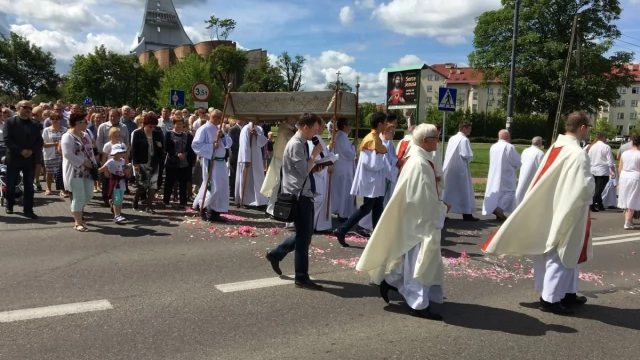 Tczew - Boże Ciało. Wierni na ulicach Tczewa