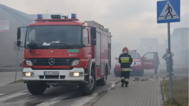 Tczew - Część Suchostrzyg spowita gęstym dymem. Groźny pożar na ulicy Jagiellońskiej