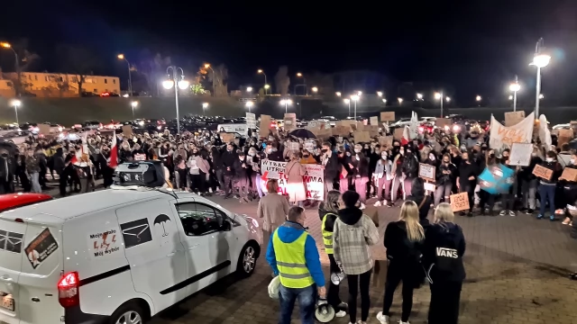 Tczew - Protesty ws. aborcji nie ustają. "Wybaczcie utrudnienia, Tczew ma rząd do obalenia" [FILM]