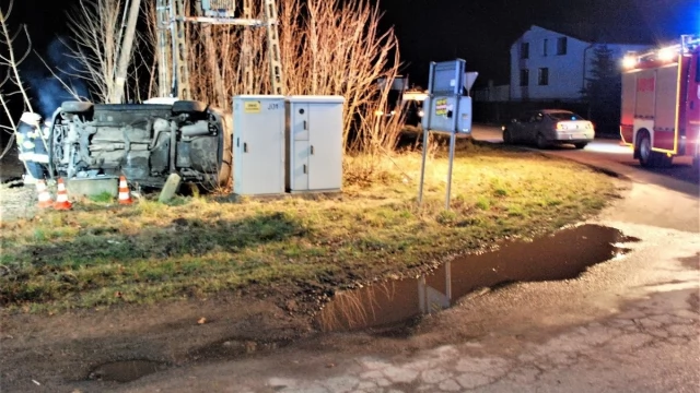 Tczew - "Osobówka" na boku. Policjanci apelują o rozwagę