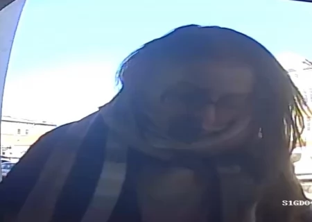 Tczew - Policjanci poszukują kobiety mogącej mieć związek z kradzieżą portfela i wypłatami z bankomatu [WIDEO]