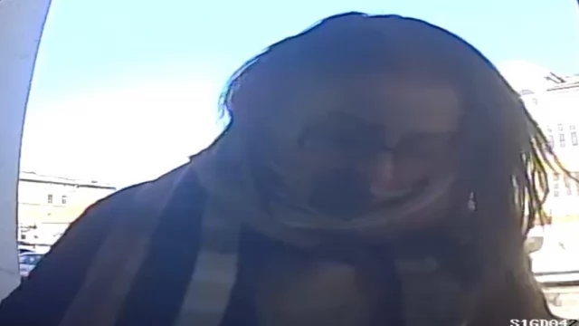 Tczew - Policjanci poszukują kobiety mogącej mieć związek z kradzieżą portfela i wypłatami z bankomatu [WIDEO]