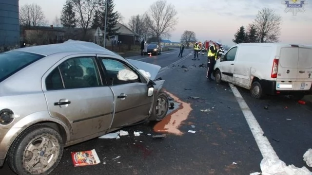 Tczew - Wypadek w Kolniku. 18-letni tczewianin zjechał na przeciwny pas