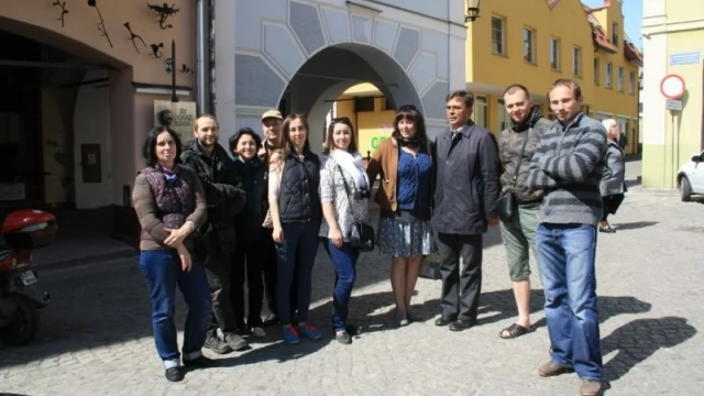 Tczew - Gniew. Ukraińscy malarze podziwiają piękno miasteczka