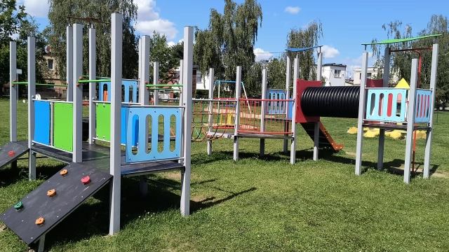 Tczew - Place zabaw na Górkach z nowymi urządzeniami zabawowymi