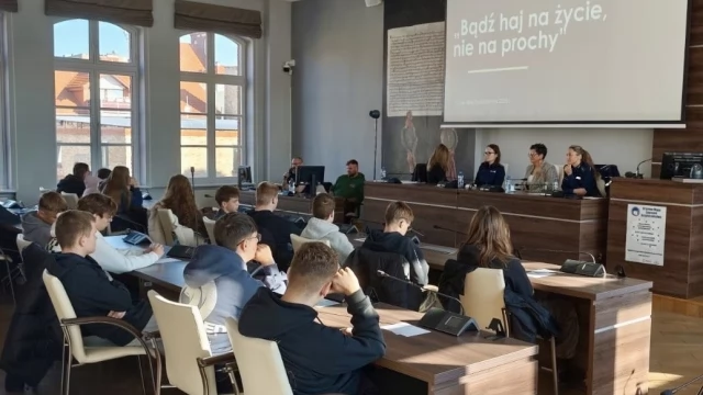 Tczew - "Bądź haj na życie, a nie na prochy" - debata o uzależnieniach w Tczewie