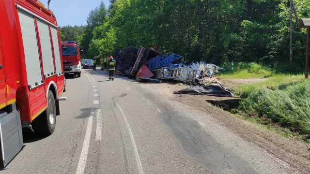 Tczew - Ciężarówka wypadła z drogi. Utrudnienia między Wędkowami a Swarożynem
