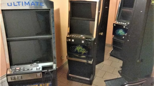 Tczew - Zabezpieczone narkotyki i 6 nielegalnych automatów - wspólne działania policji i celników