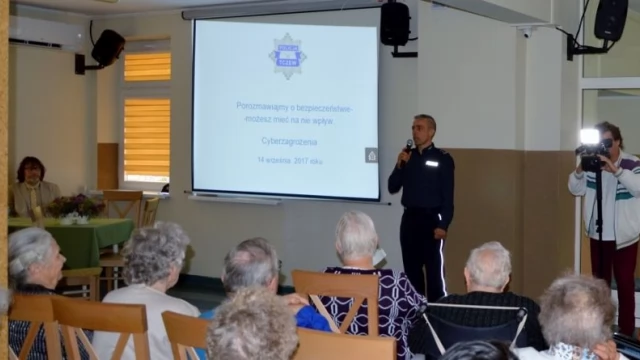 Tczew - Policjanci ostrzegali przed cyberzagrożeniami