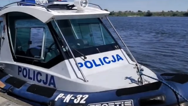 Tczew - Strażacy uratowali dryfującego w rzece psa