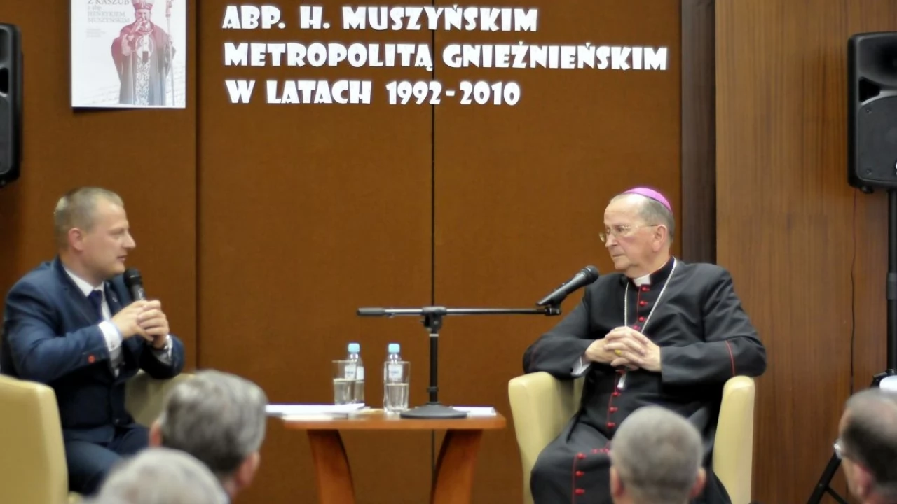 Tczew - Arcybiskup senior Henryk Muszyński w Miejskiej Bibliotece Publicznej