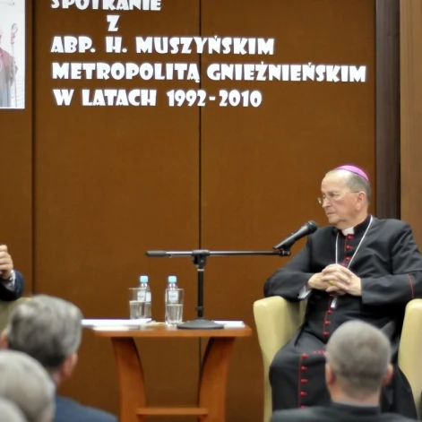 Tczew - Arcybiskup senior Henryk Muszyński w Miejskiej Bibliotece Publicznej