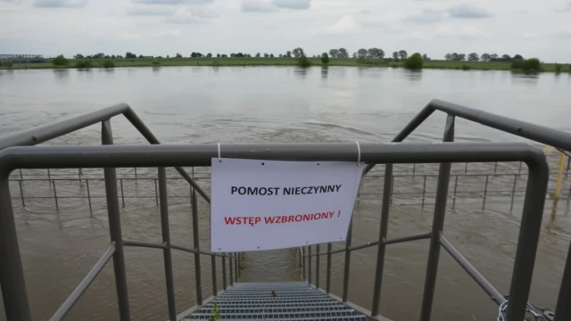 Tczew - Pogotowie przeciwpowodziowe dla Tczewa, przerwane prace na Moście Tczewskim
