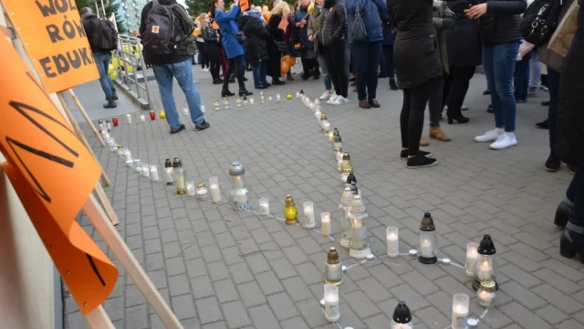 Tczew - Manifestacja pod delegaturą kuratorium. "Oświata stoi nad przepaścią"