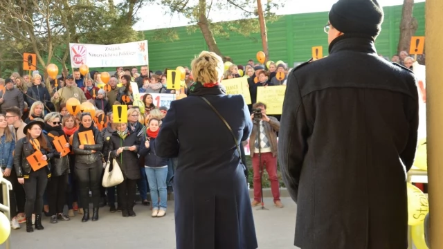 Tczew - Manifestacja pod delegaturą kuratorium. "Oświata stoi nad przepaścią"