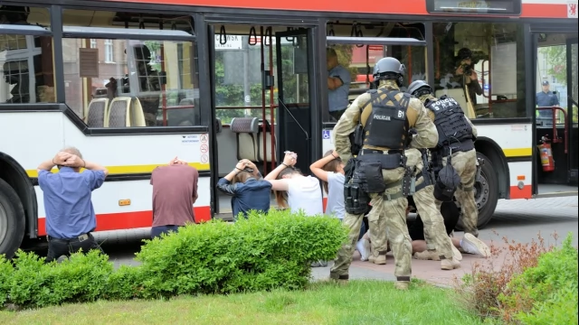 Tczew - Atak terrorystyczny na autobus - negocjacje przed ratuszem