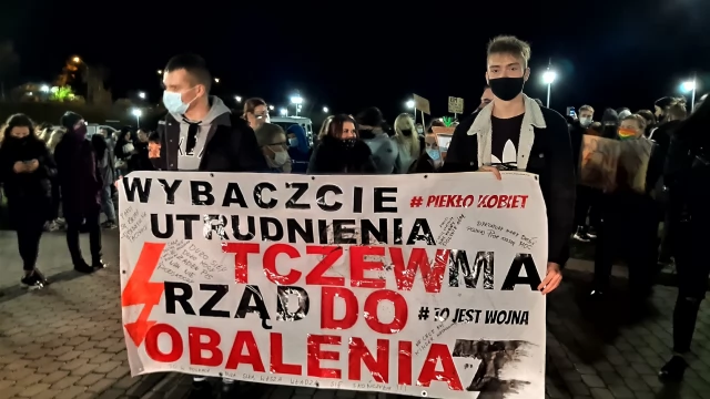 Tczew - Protesty ws. aborcji nie ustają. "Wybaczcie utrudnienia, Tczew ma rząd do obalenia" [FILM]