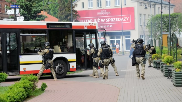 Tczew - Atak terrorystyczny na autobus - negocjacje przed ratuszem