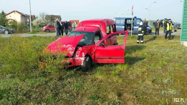 Tczew - Zderzenie busa z osobówką. Kilkanaście osób w szpitalu, trwa akcja ratunkowa