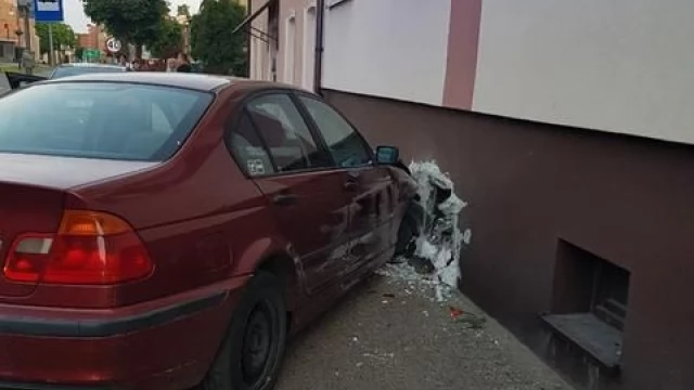 Tczew - Wypadek w Pelplinie. Jedno z aut wbiło się w kamienicę