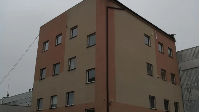 Tczew - Ul. Jagiellońska. Przewrócił się 12-metrowy maszt, na szczęście nie runął na samochody