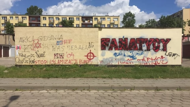 Tczew - Były kibicowskie bazgroły, jest logo miasta