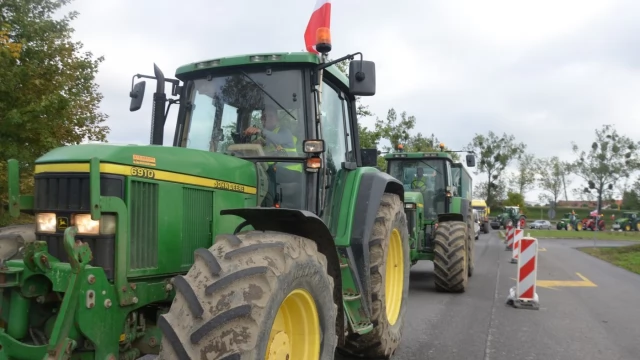 Tczew - Rolnicy wyszli na drogi. Kilkadziesiąt traktorów na rondzie łączącym dk 91 i 22