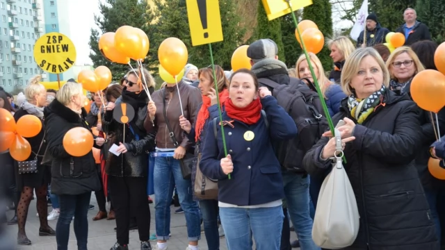 Tczew - Manifestacja pod delegaturą kuratorium. "Oświata stoi nad przepaścią"
