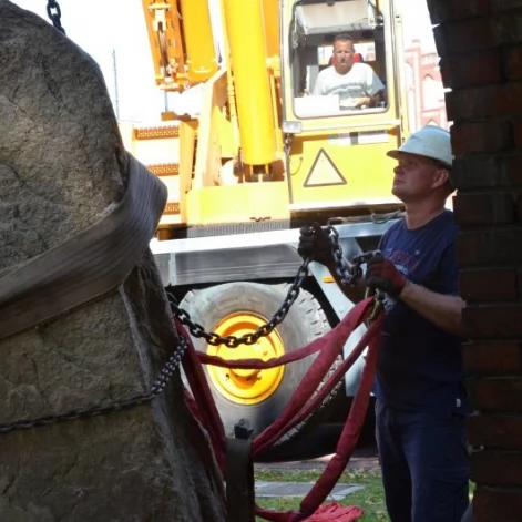 Tczew - Kilkunastotonowy głaz pojawił się w centrum Tczewa
