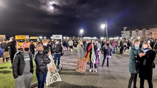 Tczew - Protesty ws. aborcji nie ustają. "Wybaczcie utrudnienia, Tczew ma rząd do obalenia" [FILM]